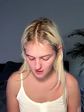 Allylove03 online show from December 8, 2024, 4:50 pm