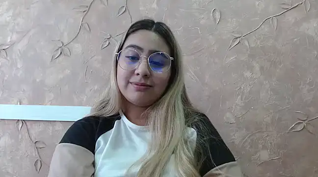 Miabonnett  online show from February 19, 2025, 6:10 pm