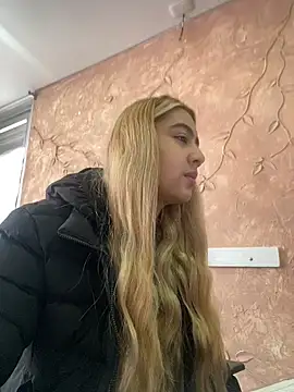 Miabonnett  online show from November 4, 2025, 12:04 pm