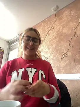 Miabonnett  online show from December 2, 2025, 12:21 pm