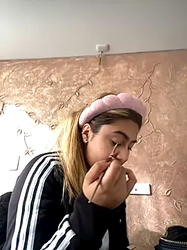 Miabonnett  online show from December 5, 2025, 12:25 pm