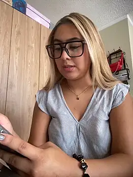 Miabonnett  online show from April 27, 2026, 3:10 pm