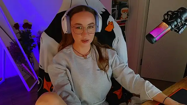 Snapshot of Emili1- chatting on March 12, 2025, 1:19 pm Emili1- online show from March 12, 2025, 1:19 pm