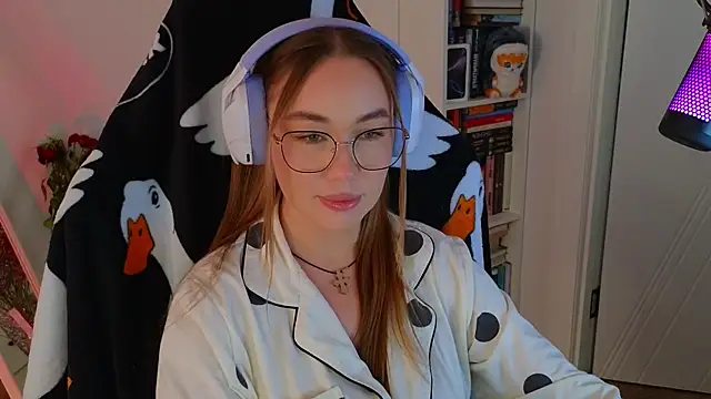 Snapshot of Emili1- chatting on March 15, 2025, 12:24 pm Emili1- online show from March 15, 2025, 12:24 pm