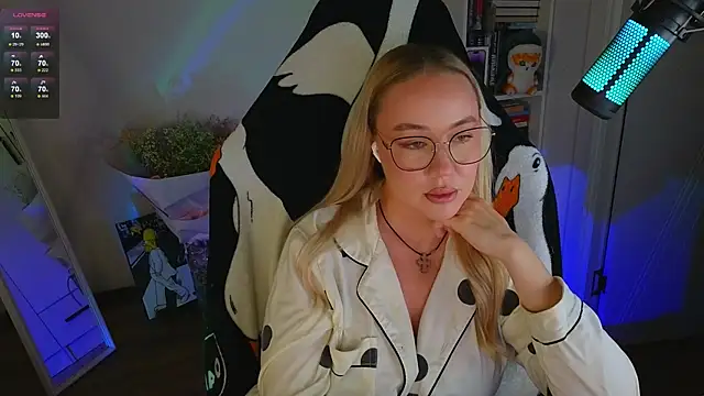 Snapshot of Emili1- chatting on September 9, 2025, 11:04 pm Emili1- online show from September 9, 2025, 11:04 pm