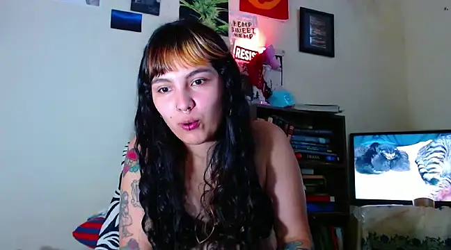 Snapshot of sweetiee_mary chatting on February 18, 2025, 5:10 pm sweetiee mary online show from February 18, 2025, 5:10 pm