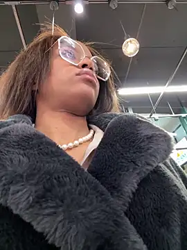 Snapshot of Black_Dolll chatting on November 24, 2025, 5:01 pm Black Dolll online show from November 24, 2025, 5:01 pm