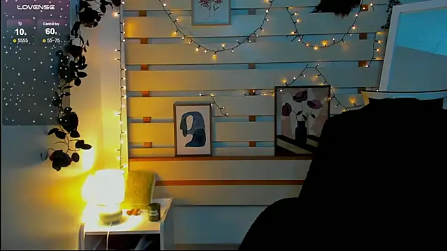 Josephine Kiss online show from February 4, 2026, 1:06 pm