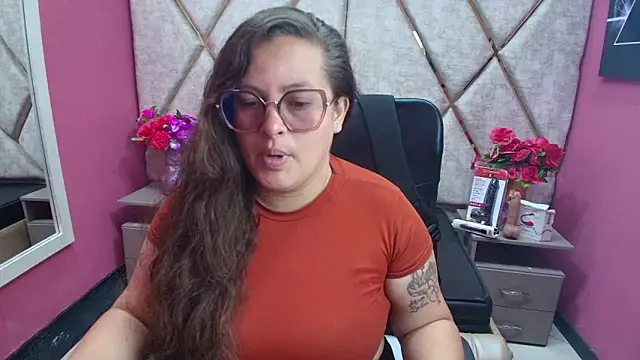 SaraThomso online show from December 15, 2025, 2:32 pm