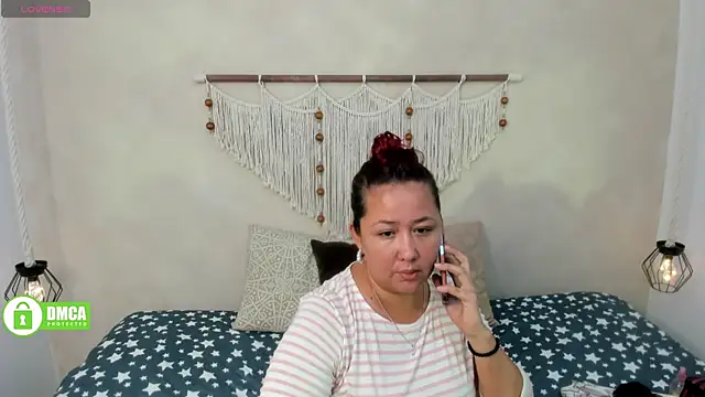  anavictoria  online show from October 3, 2025, 6:05 pm