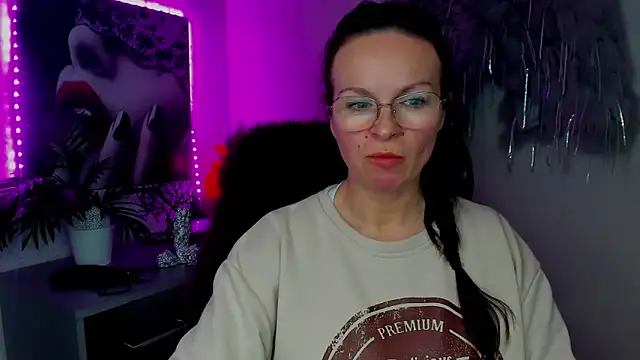 HelenLuxx online show from February 9, 2026, 2:21 pm