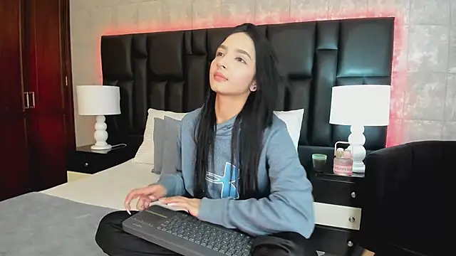 MiaSweeths online show from February 6, 2025, 11:32 am