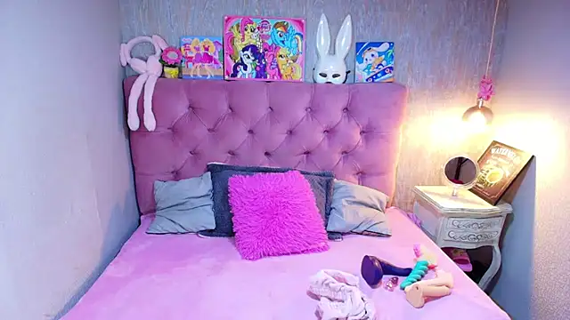 charlottemoonxz online show from February 26, 2026, 6:51 pm