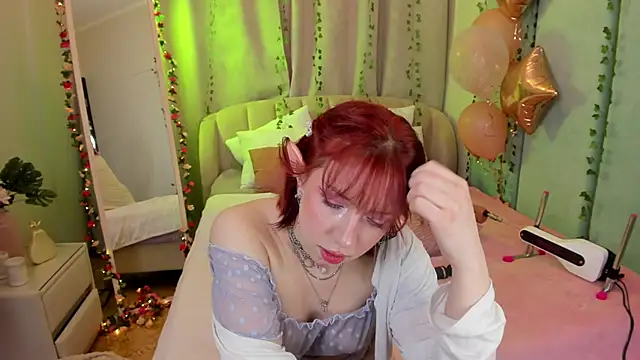 Snapshot of Love_is_Lola chatting on March 4, 2025, 4:17 am Love is Lola online show from March 4, 2025, 4:17 am