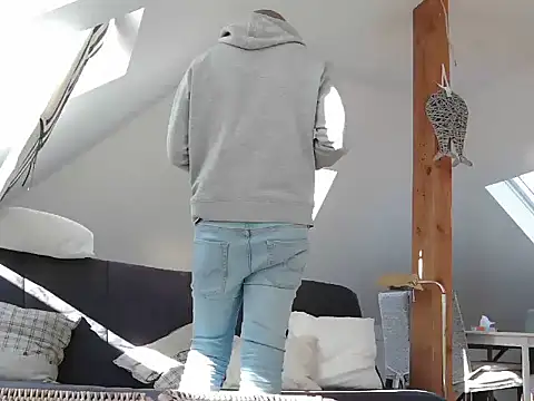 maxmueller321 online show from March 18, 2026, 9:12 am