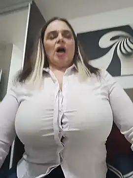 hugebobbs online show from May 29, 2026, 12:47 pm