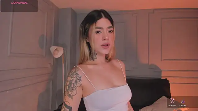 ViolettHansson online show from April 15, 2026, 9:27 am