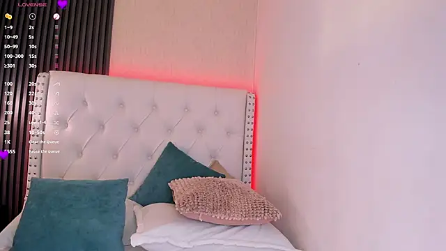 aliscollins  online show from April 11, 2026, 7:45 am