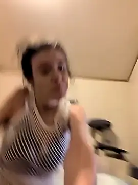 rileyyb  online show from February 9, 2026, 4:27 am