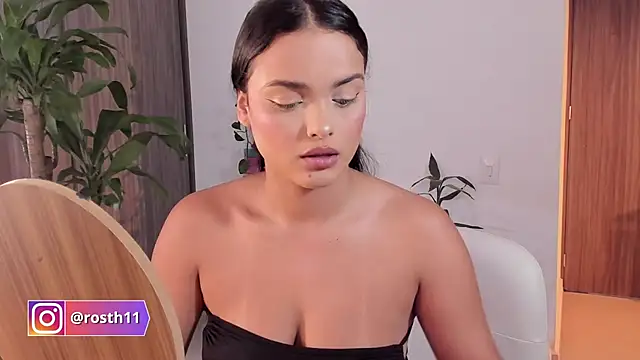 Snapshot of rossth1 chatting on October 9, 2025, 7:34 pm rossth1 online show from October 9, 2025, 7:34 pm