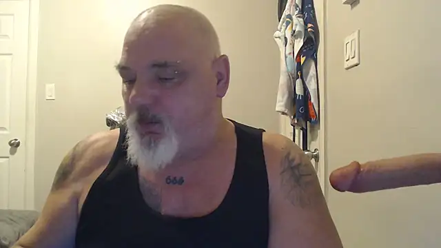 Newfiesausage1972 online show from February 18, 2025, 1:55 pm