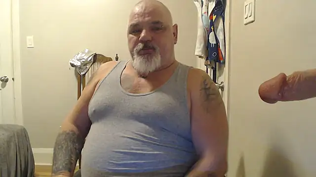 Newfiesausage1972 online show from February 19, 2025, 12:25 am