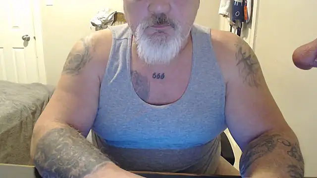 Newfiesausage1972 online show from February 19, 2025, 4:22 pm