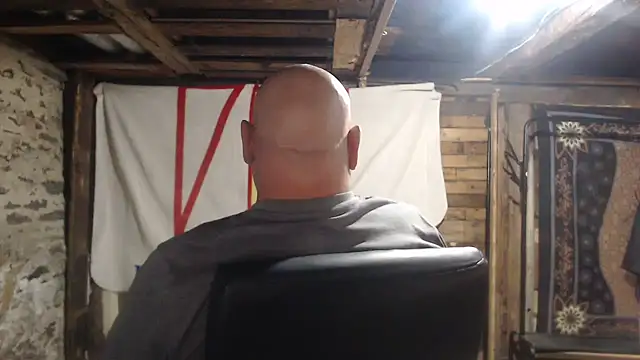 Newfiesausage1972 online show from January 10, 2026, 11:34 am