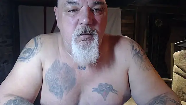 Newfiesausage1972 online show from April 2, 2026, 10:13 am