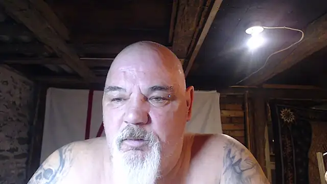 Newfiesausage1972 online show from April 3, 2026, 6:11 am