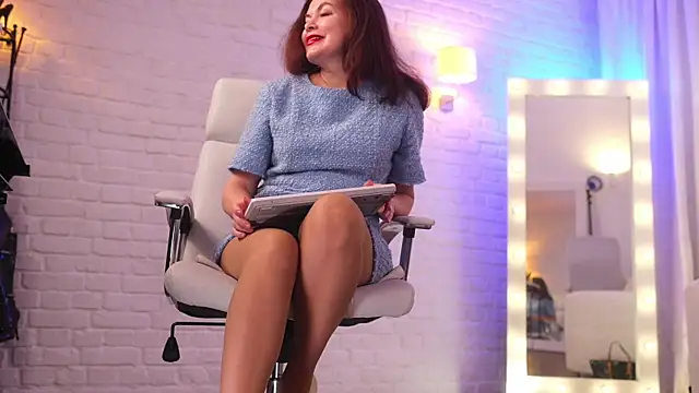 Nylon Legs online show from January 18, 2026, 10:02 pm