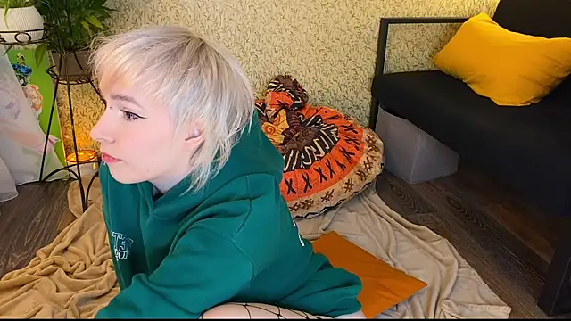 EmmyAmbros online show from December 16, 2025, 9:58 am