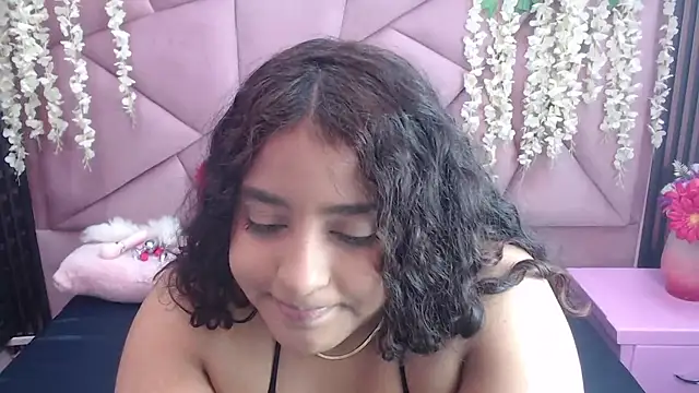 Sofia Hernandez  online show from April 16, 2026, 1:34 pm