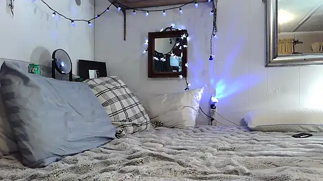 Genevieve143 online show from December 13, 2025, 8:04 pm