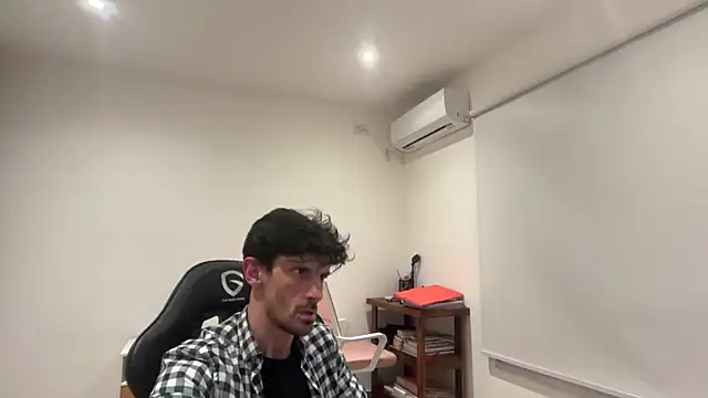 nicolaaaaas online show from October 8, 2025, 6:22 am