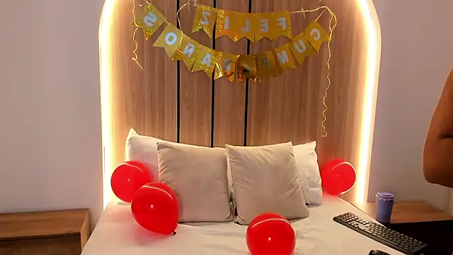 zoe danae  online show from November 10, 2025, 12:37 pm