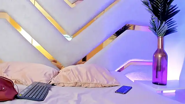 AilynMiller online show from December 4, 2024, 6:17 pm