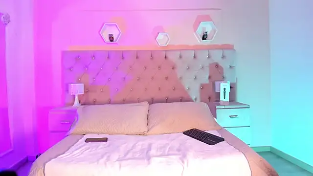 Snapshot of AndreaAndKarina chatting on January 25, 2025, 2:37 am AndreaAndKarina online show from January 25, 2025, 2:37 am