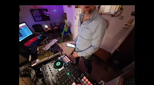 Snapshot of bibananaman chatting on March 7, 2025, 4:02 am bibananaman online show from March 7, 2025, 4:02 am