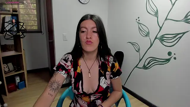 Snapshot of LiaCooper_ chatting on December 13, 2024, 6:27 pm LiaCooper online show from December 13, 2024, 6:27 pm