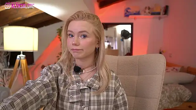 LexieLoree online show from February 7, 2026, 4:05 am