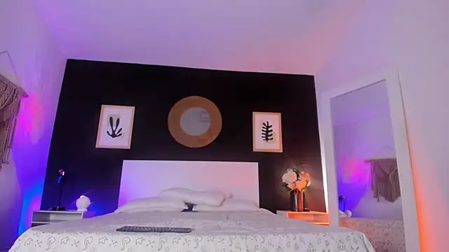 VioletPaket online show from October 27, 2025, 1:48 pm