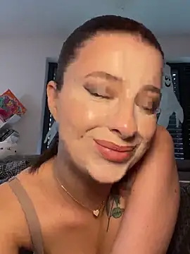 Mia-Minou online show from October 8, 2025, 11:08 am