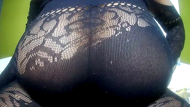 Snapshot of Queenboobs61 chatting on April 15, 2026, 8:21 am Queenboobs61 online show from April 15, 2026, 8:21 am