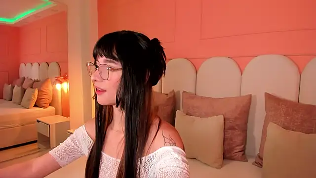 emilly williams  online show from March 17, 2025, 4:54 pm