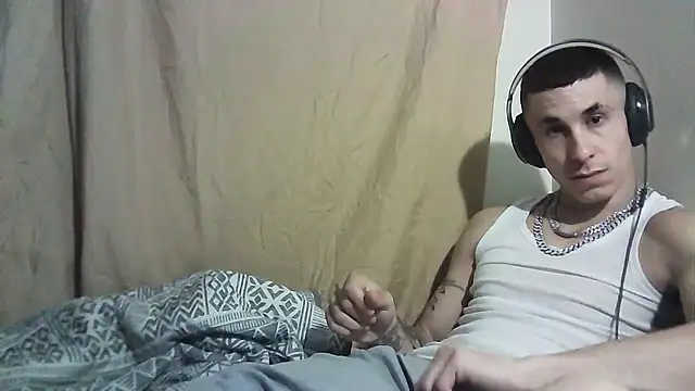 Snapshot of --D-a-D-D-y- chatting on December 13, 2024, 11:39 pm --D-a-D-D-y- online show from December 13, 2024, 11:39 pm