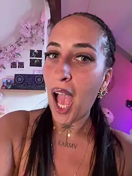 Snapshot of CarolaDrago chatting on April 9, 2026, 7:36 am CarolaDrago online show from April 9, 2026, 7:36 am