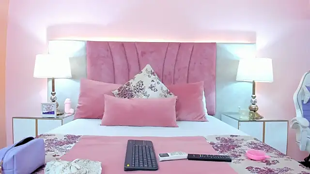 Snapshot of SophiaLaurens chatting on January 10, 2025, 1:20 pm SophiaLaurens online show from January 10, 2025, 1:20 pm