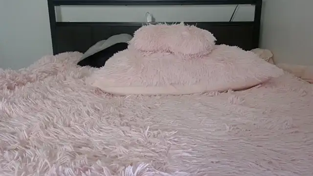 QueenLolaX online show from April 16, 2026, 5:41 am