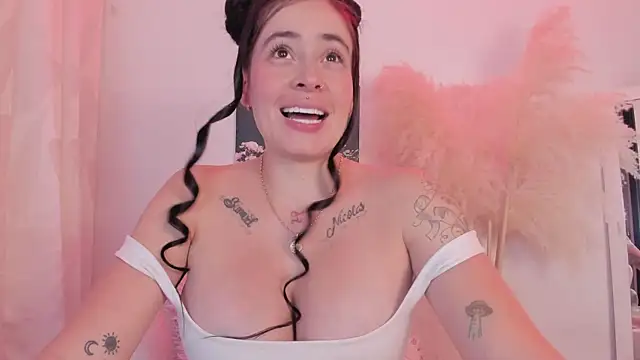 msschloee  online show from July 16, 2026, 7:42 pm